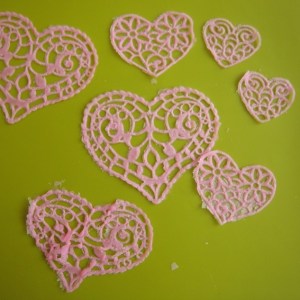 Valmiit pitsisydämet