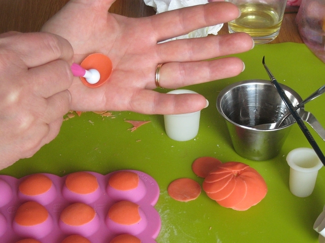 Leinikin terälehtien tekoa