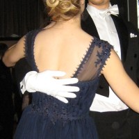 Vanhojen mekko takaa