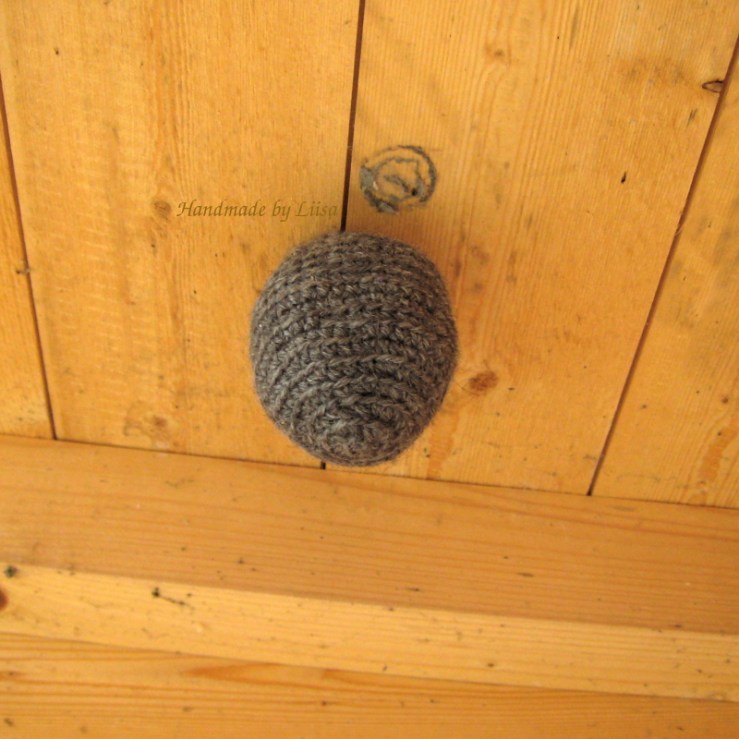 Ampiaispesä katossa