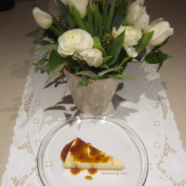 kahvikakku-ja-valkoiset-kukat