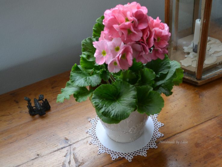 Pikkuliina pöydällä